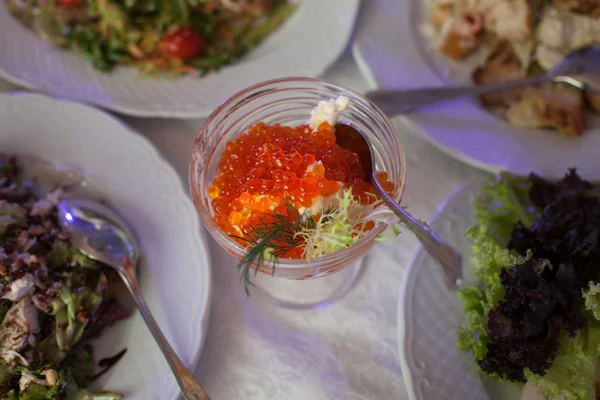 Caviar rouge dans un plat décoratif sur la table. Concentration sélective . Photo De Stock