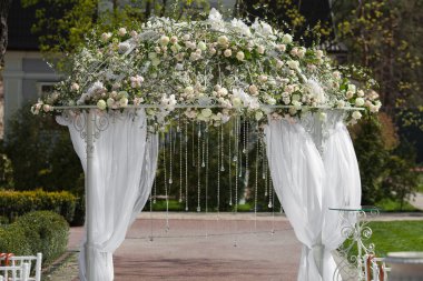 Düğün töreni için bahçedeki kemer