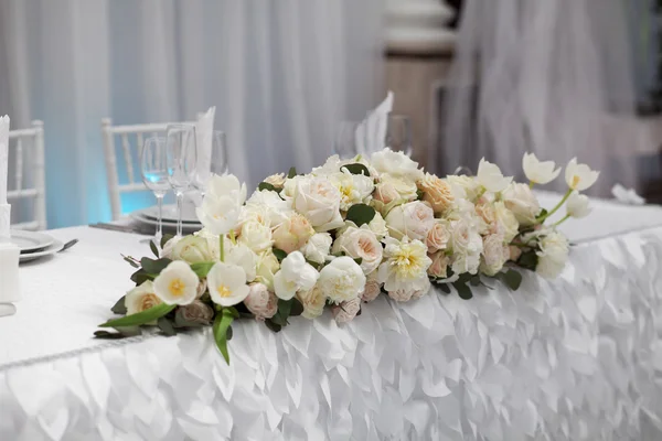 Красиві квіти на столі в день весілля . — стокове фото
