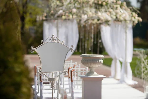 Arc dans le jardin pour la cérémonie de mariage — Photo