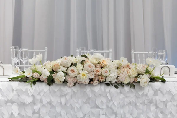 Красиві квіти на столі в день весілля . — стокове фото