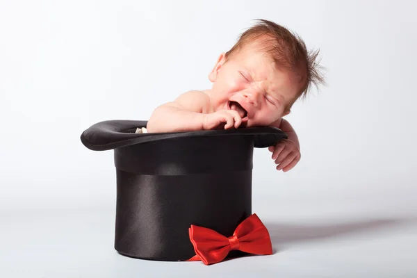 Söta söta baby i silk hatten — Stockfoto