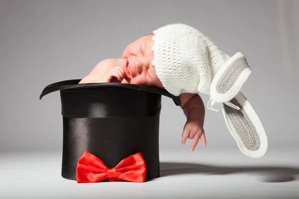 Söta söta baby i silk hatten — Stockfoto