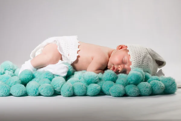 Nyfödda barn sover på magen i en korg — Stockfoto