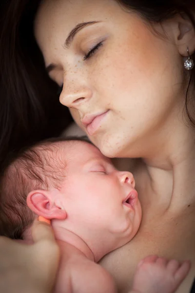 Moeder met haar pasgeboren baby — Stockfoto