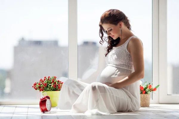 Těhotná mladá žena čeká dítě — Stock fotografie