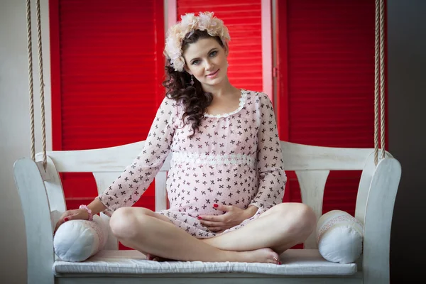 Těhotná mladá žena čeká dítě — Stock fotografie