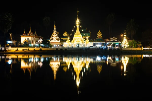 Wat Jong Klang en Wat Jong Kham at night met markt in Mae Hon — Stockfoto