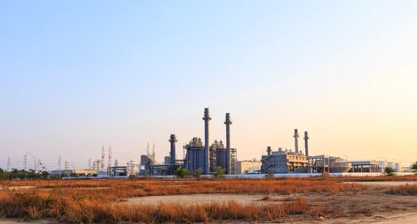 Central eléctrica de turbina de gas al atardecer —  Fotos de Stock