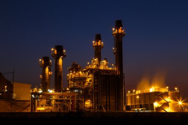 Gaz türbini elektrik santrali ışık ile alacakaranlıkta