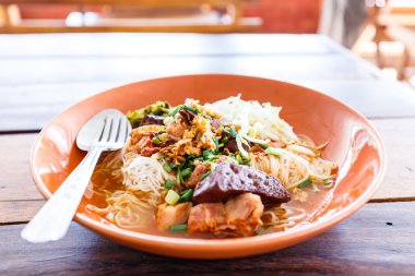 Noodle ile baharatlı domuz sup, geleneksel Kuzey Tayland gıda