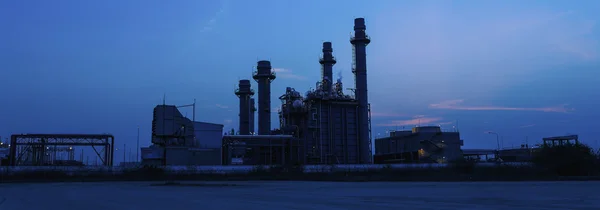Plynová turbína elektrické elektrárny v soumraku, panorama view — Stock fotografie