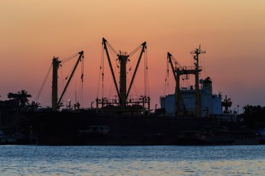 Günbatımı dok gemi veya liman Nehri yakınında