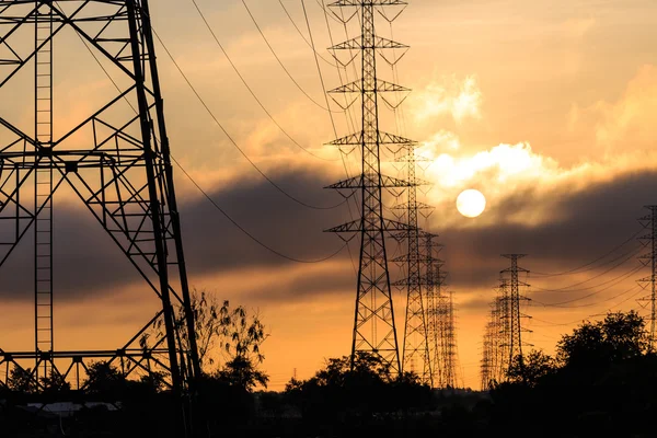 Silueta elektrické energie věž s východem slunce — Stock fotografie