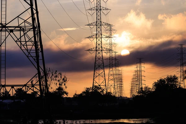 Torre de energia elétrica silhueta com nascer do sol — Fotografia de Stock