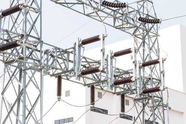 Isoladores de energia elétrica de alta tensão — Fotografia de Stock