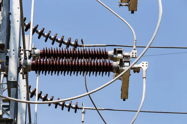 Yüksek gerilim elektrik İzolatörleri — Stok fotoğraf