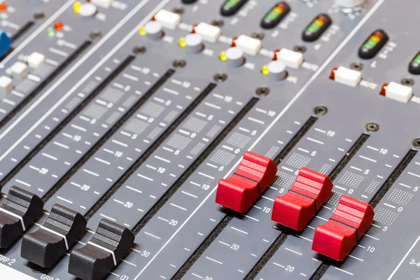 Gros plan sur les curseurs de la console de mixage du son dans l'enregistrement audio — Photo