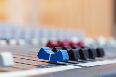 Portre ses ses kayıt st konsol karıştırma kaydırıcıları üzerinde