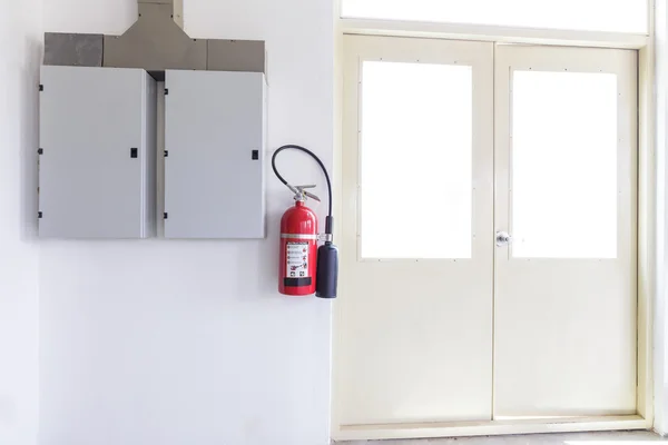 Extintor vermelho na parede — Fotografia de Stock