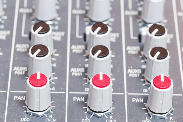 Closeup på lydstyrke mixerpult i lydoptagelse st - Stock-foto