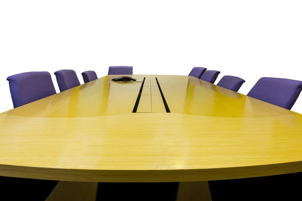 Salle de réunion isolée avec table en bois sur fond blanc — Photo