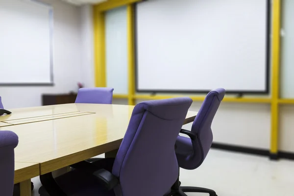 Sala de reuniões com mesa de madeira, interior do escritório — Fotografia de Stock