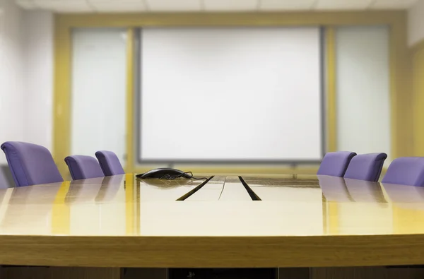 Sala de reuniões com mesa de madeira, interior do escritório — Fotografia de Stock