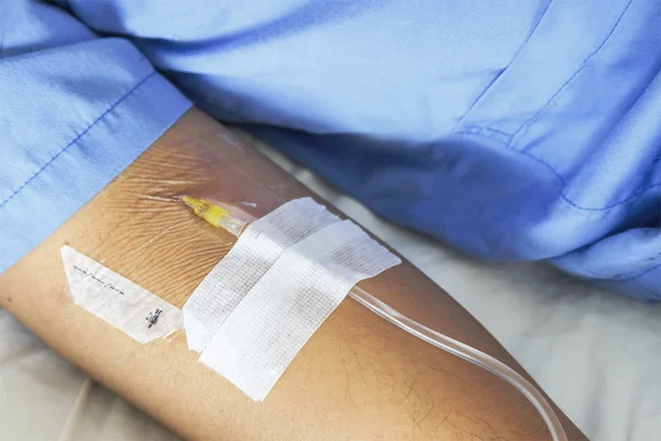 IV naald op patiënt arm voor geneeskunde injectie — Stockfoto