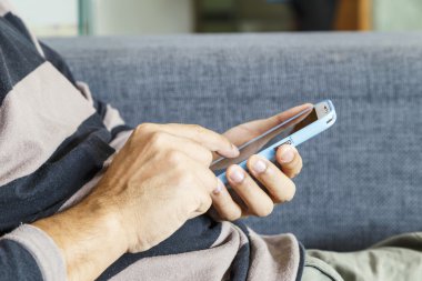 Akıllı cep telefonu kullanan bir adama yaklaş