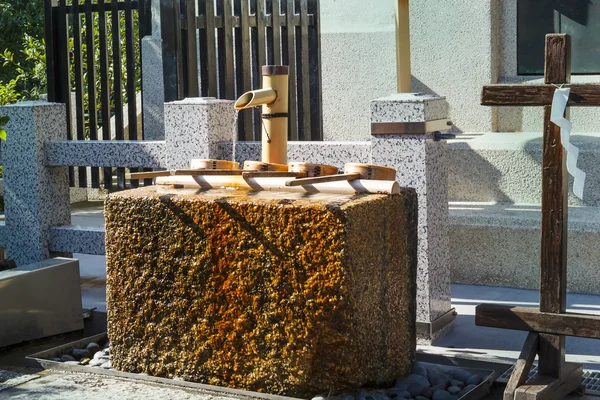 Cuenca de agua japonesa de tubería de bambú para lavar la mano en el templo — Foto de Stock