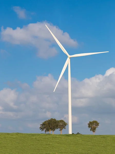 Yeşil alan üzerinde rüzgar türbini — Stok fotoğraf