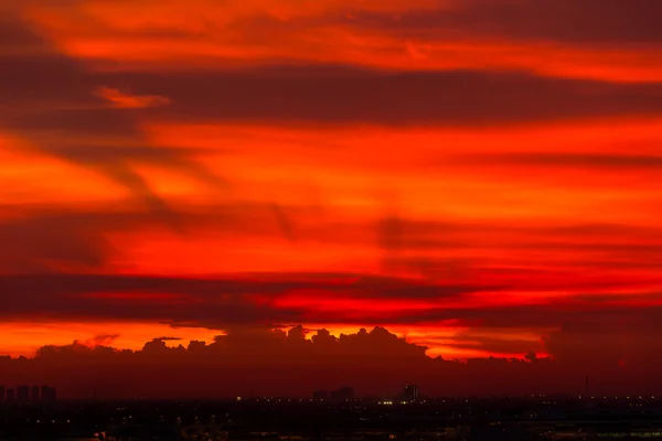 Cielo rojo y paisaje nublado sobre el aeropuerto — Foto de Stock