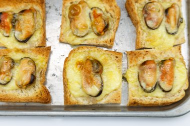 Midye ve sonra pişmiş Peynirli ekmek