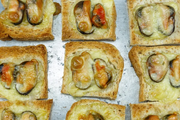 Midye ve peynir ile pişmiş ekmek üst görünümü 