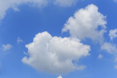 beyaz bulut ve mavi gökyüzü