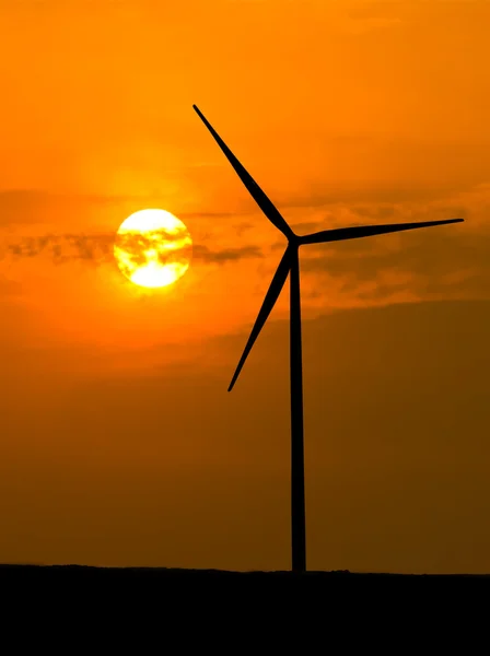Rüzgar Türbini siluet güneş ışığı ile — Stok fotoğraf
