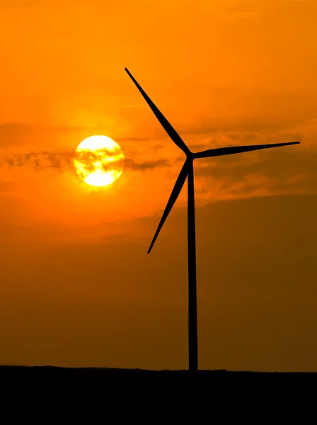 Silhouette turbina eolica con luce solare — Foto Stock