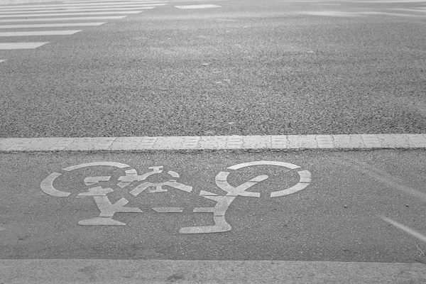 Велосипедная дорожка рядом с дорогой — стоковое фото
