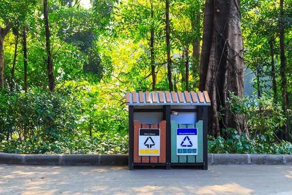 Mülleimer im Park — Stockfoto