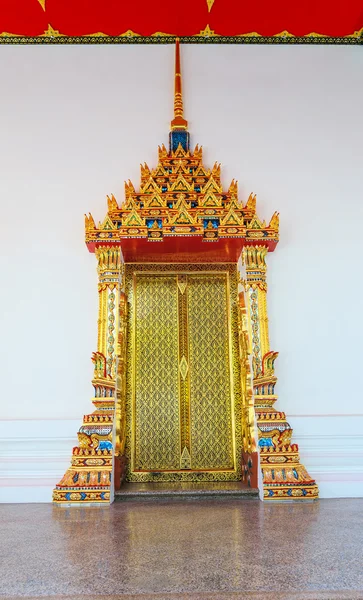 Schön dekorierte Tür des thailändischen Tempels — Stockfoto