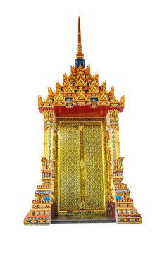 Güzel bir şekilde dekore edilmiş kapı Tayland tapınak izole