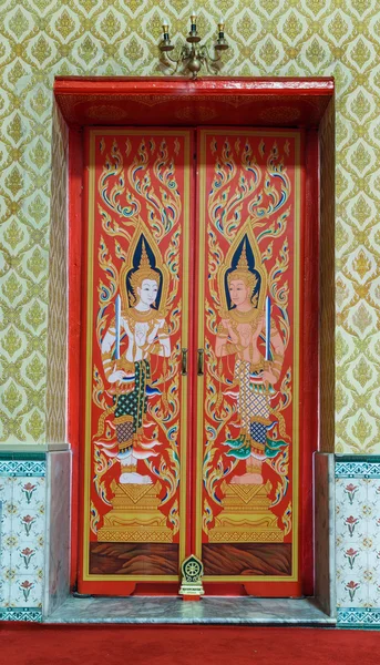 Bunt bemalte Götter am Tor einer buddhistischen Kirche — Stockfoto