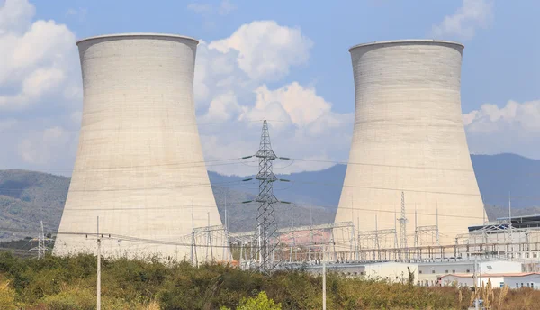Chladicí věže jaderné elektrárny v Asii — Stock fotografie