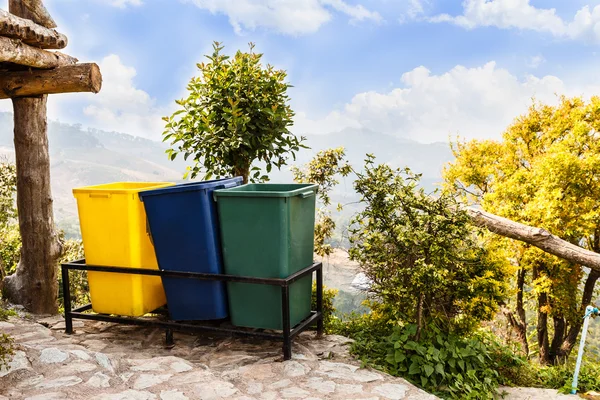 山にゴミ箱 — ストック写真