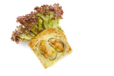 Midye ve peynir ile pişmiş kepekli ekmek