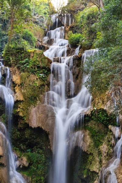 Tat Kuang Si wodospady w Luang Prabang, Laos — Zdjęcie stockowe