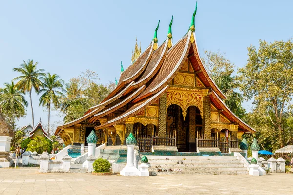 Färgglada Wat Xieng thong templet i Luang pra bang LOA — Stockfoto