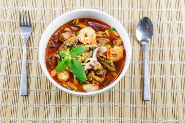 Kızarmış deniz ürünleri kutsal fesleğen yaprağı ve biber ile