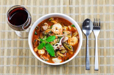 Kızarmış deniz ürünleri kutsal fesleğen yaprağı ve biber ile